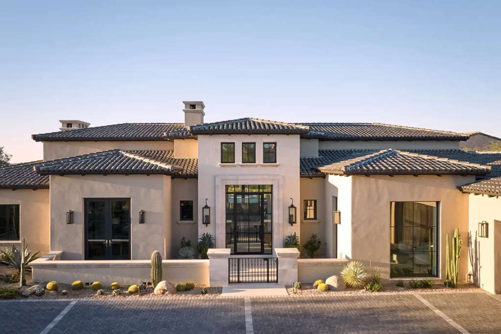 Calvis Wyant custom home in an Arizona desert community